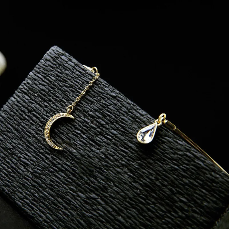 Stylish Open Gold Choker Necklace with Crystal Moon Pendant